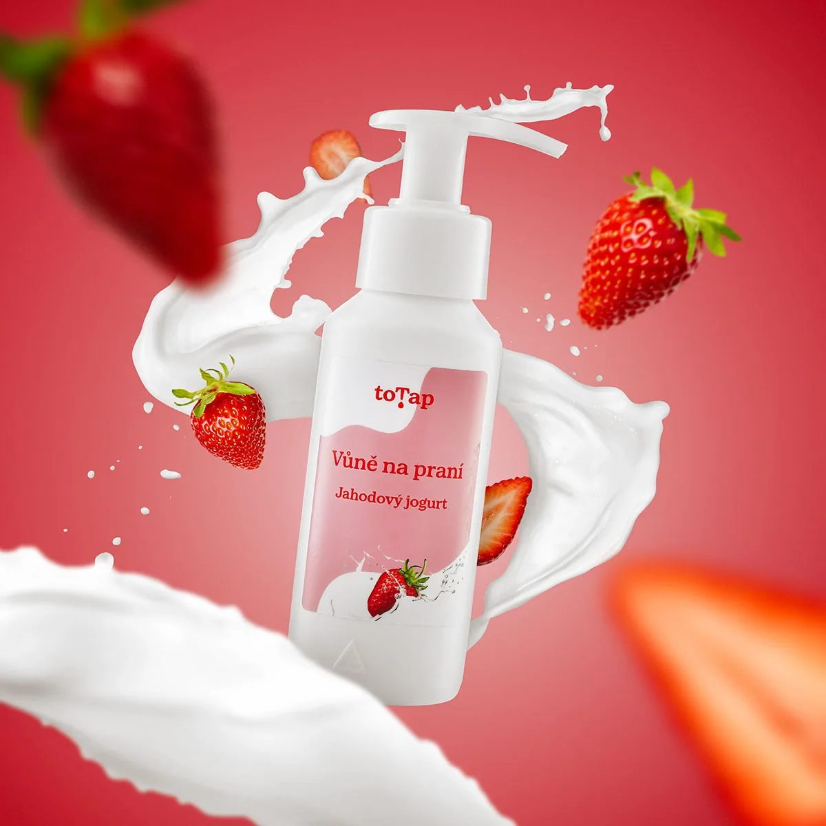 Kreativní produktová fotografie vůně na praní, kolem létají jahody a bílý jogurt